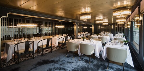 APT Guided Tours & River Cruises Yangzi Explorer Amber Restaurant 1 ©Hubei Orient Royal Cruise Co..jpg